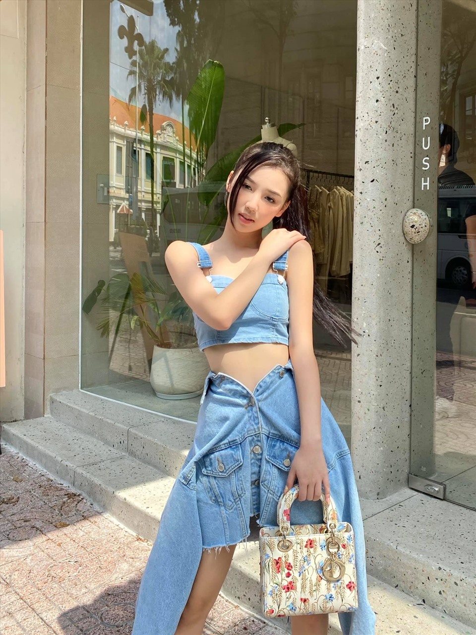 Kể từ đó, Amee hoạt động năng nổ khi liên tiếp ra mắt các ca khúc “làm mưa làm gió” như “Đen đá không đường”, “Anh đánh rơi người yêu này”, “Trời giấu trời mang đi”… Ảnh: FB NV.