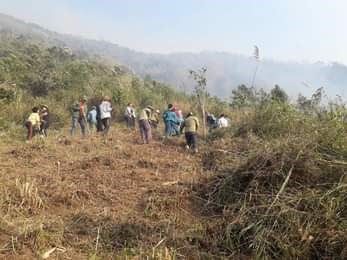 Gần 1.000 người nỗ lực gần 10 giờ mới dập tắt được đám cháy rừng xảy ra ở Lai Châu. Ảnh: Song An.