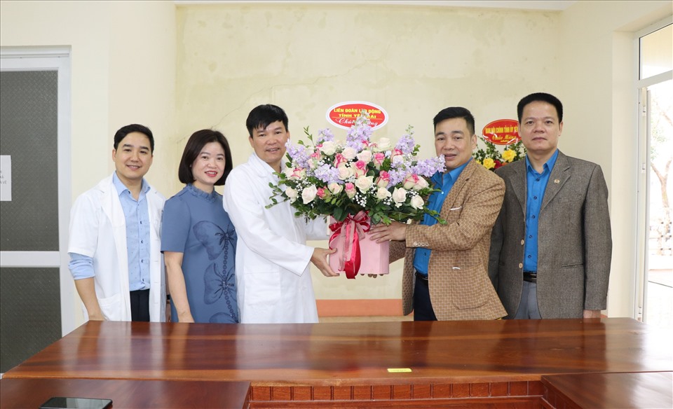 Đồng chí Phan Huy Cường, Phó Chủ tịch LĐLĐ tỉnh Yên Bái (thứ 2 từ phải sang) tặng hoa và quà chúc mừng tại Bệnh viện Đa khoa và Trung tâm bảo vệ, chăm sóc sức khỏe cán bộ tỉnh Yên Bái. Ảnh: Thu Hiền