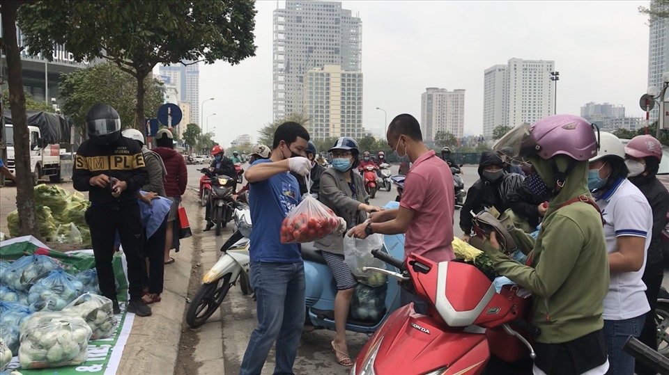 Thấu hiểu cảnh khố khó, nhiều người dân nhiệt tình mua nông sản ủng hộ tại đường Dương Đình Nghệ (Q. Cầu Giấy, Hà Nội)
