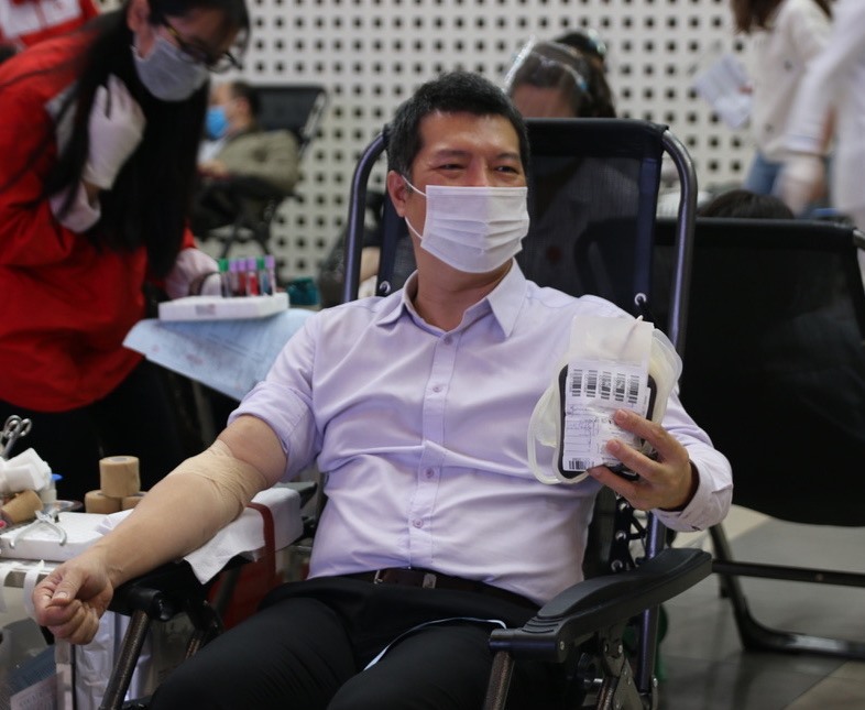 Vì đã từng hiến máu nên bình luận viên Quang Huy tỏ ra khá thoải mái và vui vẻ trong suốt quá trình được lấy máu. Anh cho biết bản thân sẽ cố gắng dành nhiều thời gian để có thể tham gia hiến máu 2-3 lần/năm.