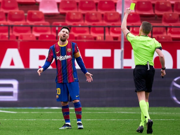 Messi nhận 1 thẻ vàng từ tình huống phạm lỗi với