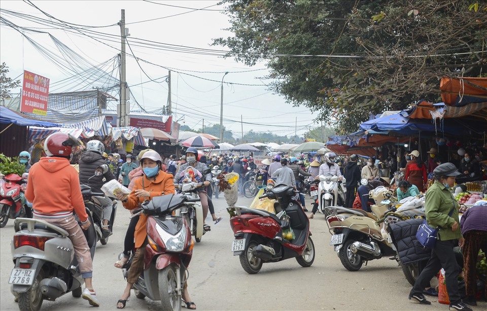 Chợ Mường Thanh, thành phố Điện Biên Phủ (tỉnh Điện Biên) mỗi ngày có hàng nghìn người qua lại, mua bán, trao đổi nông sản, thực phẩm – nguy cơ lây lan dịch bệnh COVID-19 rất lớn