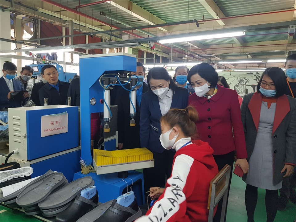 Đại diện lãnh đạo Ban Tổ chức Trung ương thăm dây chuyền sản xuất tại Cty TNHH giầy Athenna Việt Nam (tại huyện Yên Mô, Ninh Bình). Ảnh: NT