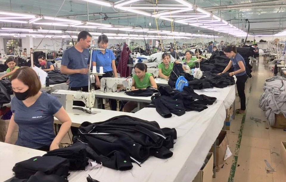 Hoạt động sản xuất của các doanh nghiệp trong các khu công nghiệp trên địa bàn tỉnh Ninh Bình đang trên đà phục hồi. Ảnh: NT