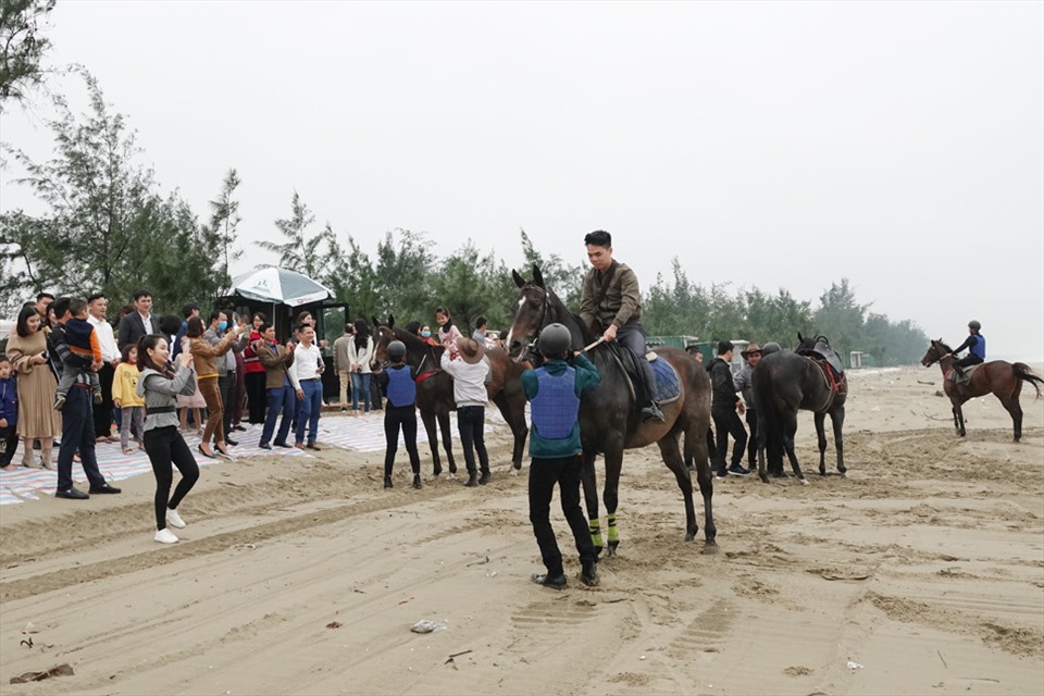 Ngày đầu ra mắt, nhiều du khách được trải nghiệm cưỡi ngựa miễn phí. Ảnh: Trần Tuấn.