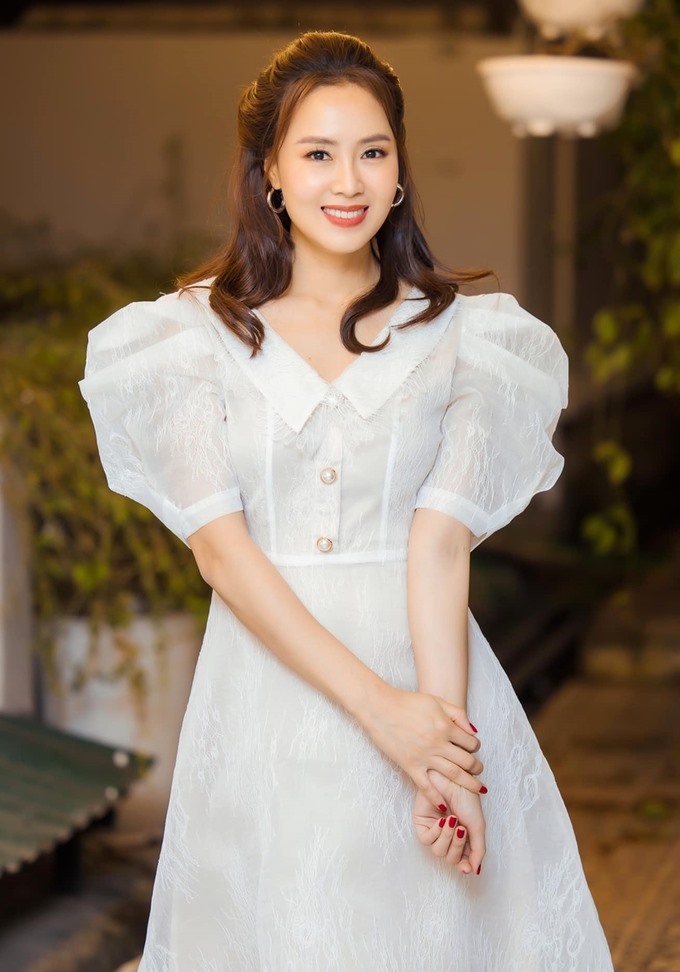 Hồng Diễm diện áo len kẻ sọc kết hợp chân váy dáng dài. Cô để tóc ngắn để phục vụ tạo hình nhân vật Minh Châu trong phim truyền hình “Hướng dương ngược nắng“. Trên Facebook, nhiều khán giả khen cô trẻ, đẹp hơn tuổi.