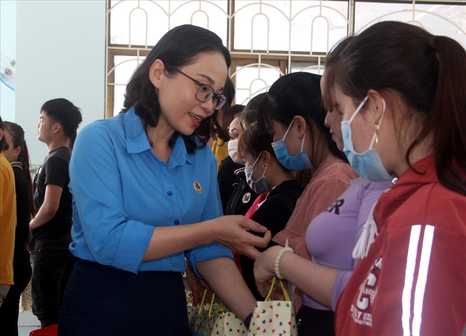 Phó Chủ tịch LĐLĐ tỉnh Bình Định - Lê Thị Tuyết Trinh tặng quà cho đoàn viên, người lao động tại Công ty TNHH Sepplus. Ảnh: N.T