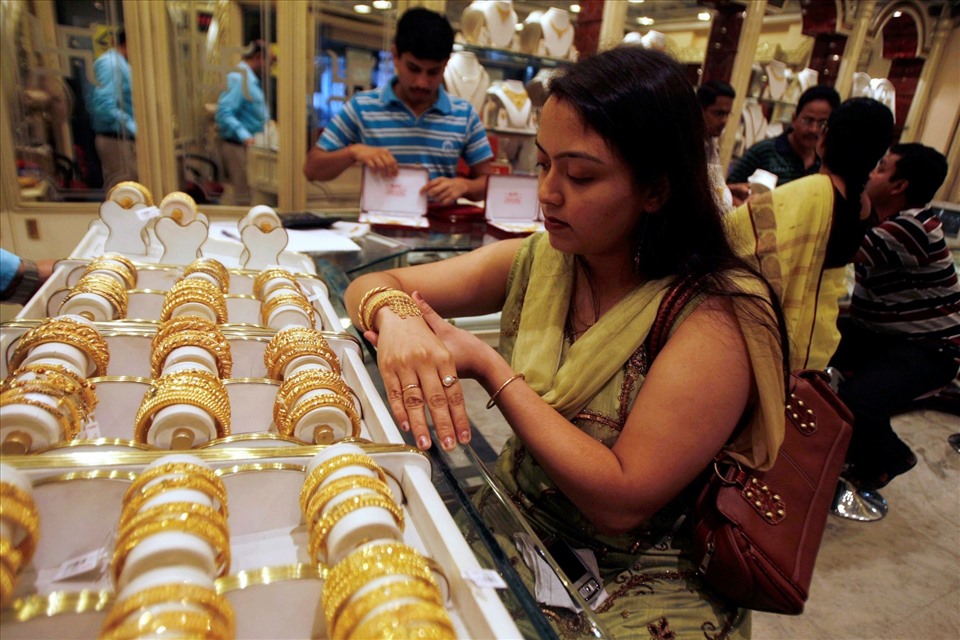 Mua vàng ở Ấn Độ. Ảnh: AFP