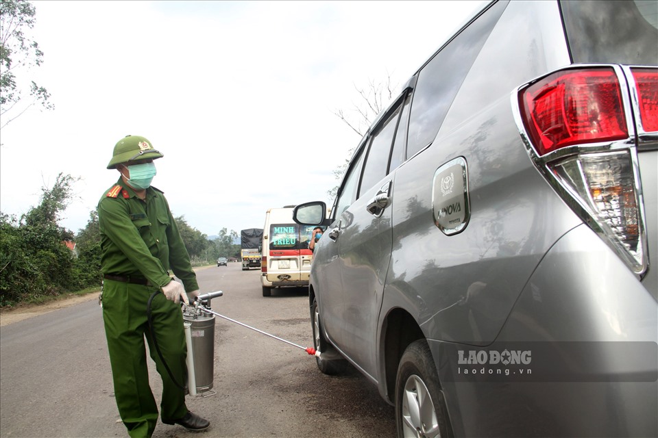 Lực lượng chức năng phun thuốc khử trùng. Ảnh: T.Đ