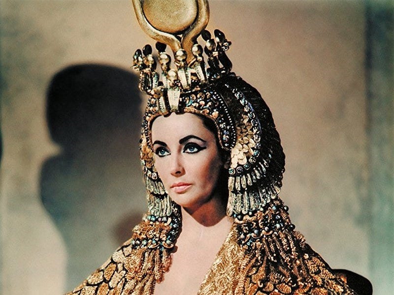 Elizabeth Taylor trong vai Nữ hoàng Cleopatra. Ảnh: 20th Century Fox