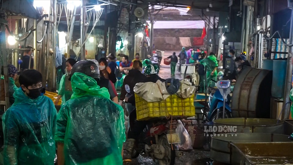 Từ 4h sáng chợ cá Yên Sở đã tấp nập người mua bán.