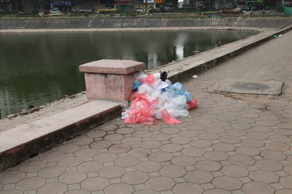 Túi nilong đươc để ở một góc của hồ Linh Đàm để tiện cho việc dọn vệ sinh. Chị Trang - người dân sống ở gần hồ cho biết, năm nay ý thức của mọi người cũng được nâng lên, không  có tình trạng vứt rác xuống hồ như những năm trước.