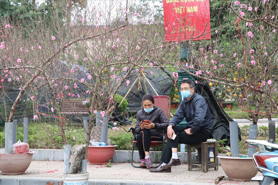 Mặc dù đã là 22 tháng Chạp nhưng tại các chợ hoa Tết nổi tiếng của Hà Nội lại vắng vẻ, thưa thớt khách hơn. Ảnh: Kim Anh