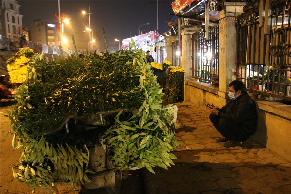 Tại chợ hoa Quảng Bá, nhiều tiểu thương đang chờ khách đến mua hoa từ đêm.