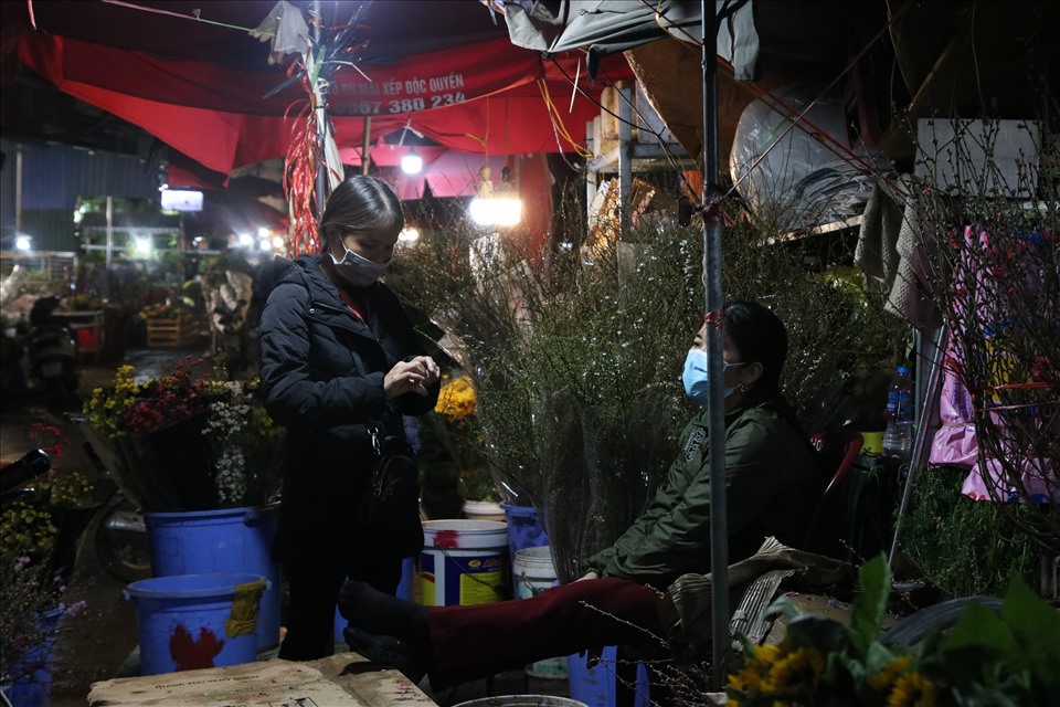 Các tiểu thương tại chợ hoa Quảng Bá lo lắng vì sức mua giảm.