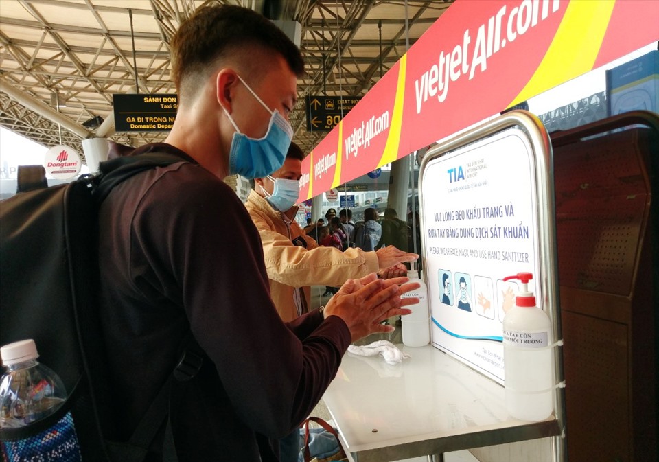 Hầu hết hành khách đều tuân thủ đeo khẩu trang và rửa tay sát khuẩn trước khi vào trong ga.