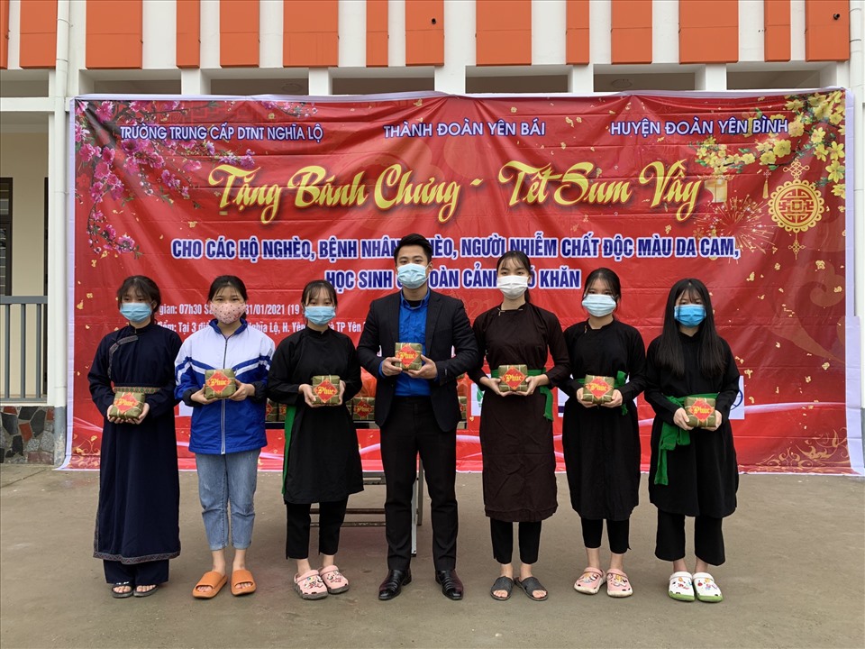 Đồng chí Đồng Mạnh Linh, Bí thư thành đoàn Yên Bái trao quà đến các em học sinh trường THPT nội trú tỉnh