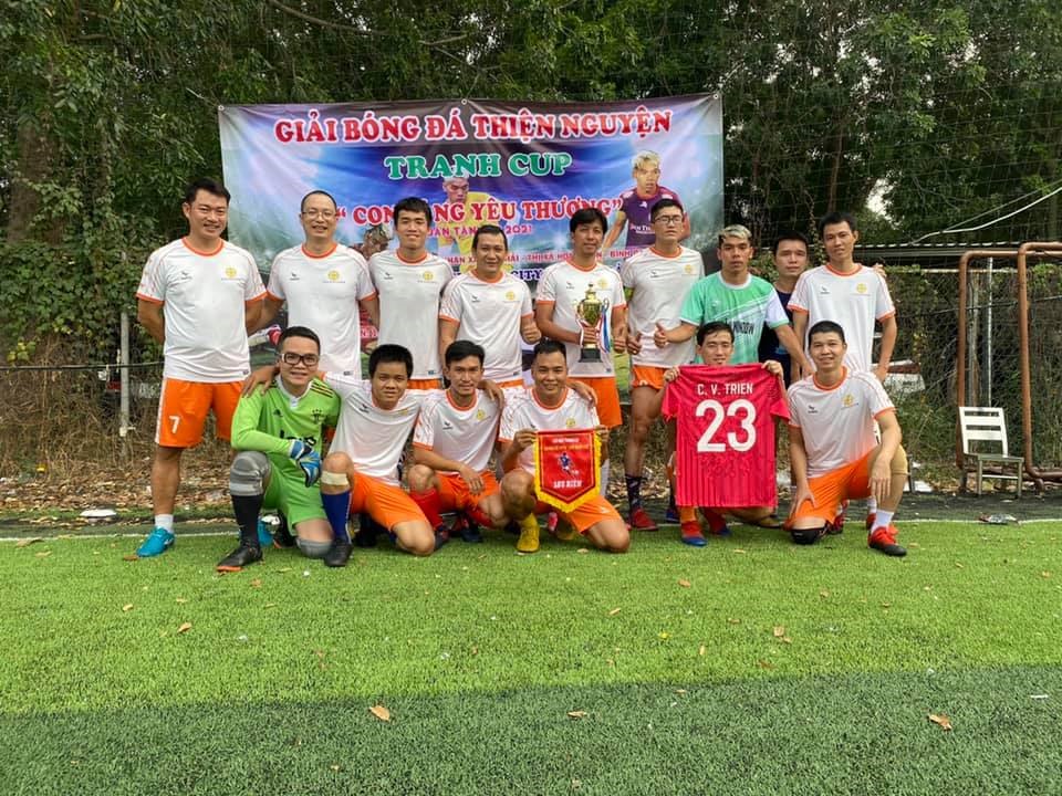 Giải bóng đá do Cao Văn Triền và bạn bè tổ chức để gây quỹ giúp đỡ bà con quê hương đón Tết, vui xuân. Ảnh: FBNV.