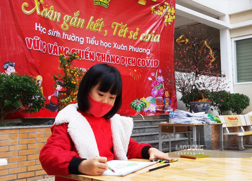 56 em học sinh trường Tiểu học Xuân Phương (Hà Nội) đang thực hiện cách ly tập trung cùng cha mẹ, thầy cô giáo và được đón Tết sớm ngay tại trường. Ảnh: Thùy Trang.