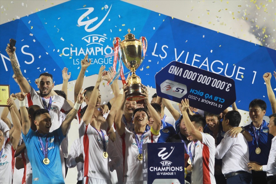 Bùi Tiến Dũng cùng Viettel vô địch V.League 2021. Ảnh: Thanh Vũ