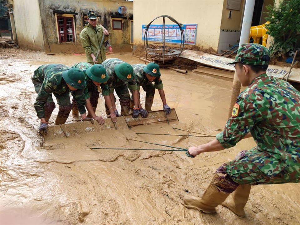 Lực lượng bộ đội giúp dân khắc phục thiệt hại do mưa lũ. Ảnh: LCC