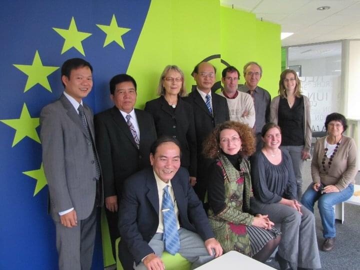 Tác giả (ngoài cùng bên trái) cùng đoàn lãnh đạo thành phố Huế thăm và làm việc tại Rennes, tháng 12.2010. Ảnh: Nguyễn Văn Tèo.