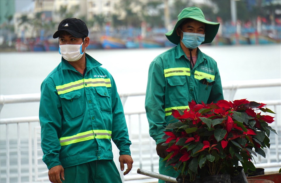 Không chỉ riêng các khu vực công cộng, lực lượng nhân viên công ty cây xanh, các công nhân tại các khu công nghiệp cũng phải đeo khẩu trang trong suốt thời gian làm việc. Ảnh: HL