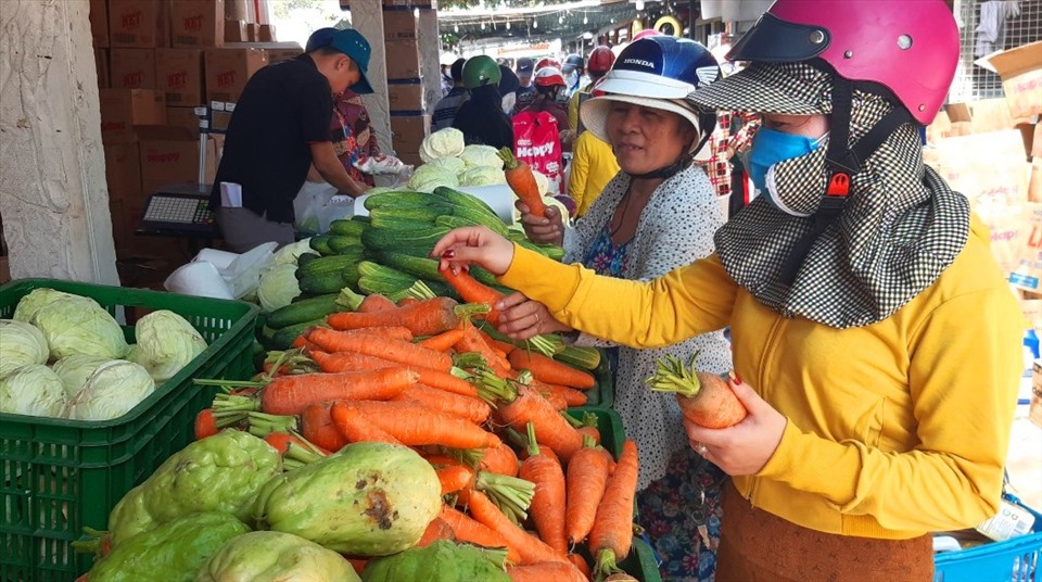 Người dân huyện đảo Kiên Hải (Kiên Giang) mua sắm cho ngày Tết. Ảnh: PV