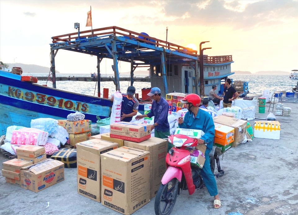 Hàng hóa từ đất liền ra đảo tại bến cảng xã đảo An Sơn, huyện Kiên Hải (Kiên Giang). Ảnh: PV