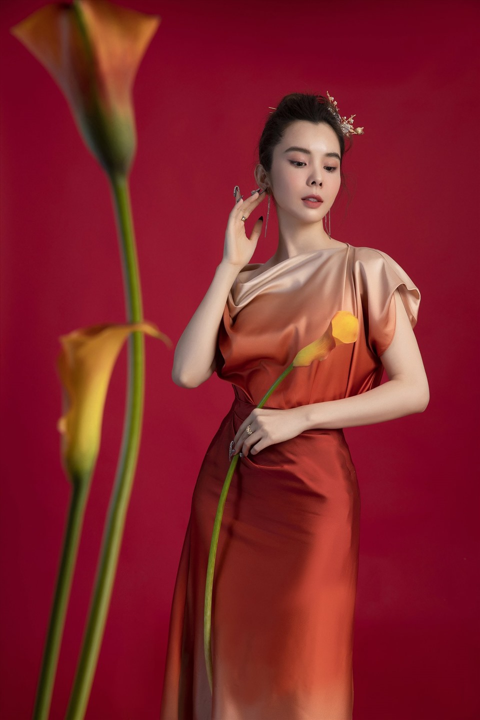 Lựa chọn những thiết kế váy nhẹ nhàng, chủ yếu là chất liệu lụa mềm mại khiến thân hình mỏng manh của Huỳnh Vy tựa như một nàng tiên xinh đẹp đang hòa vào không khí của mùa xuân rực rỡ.