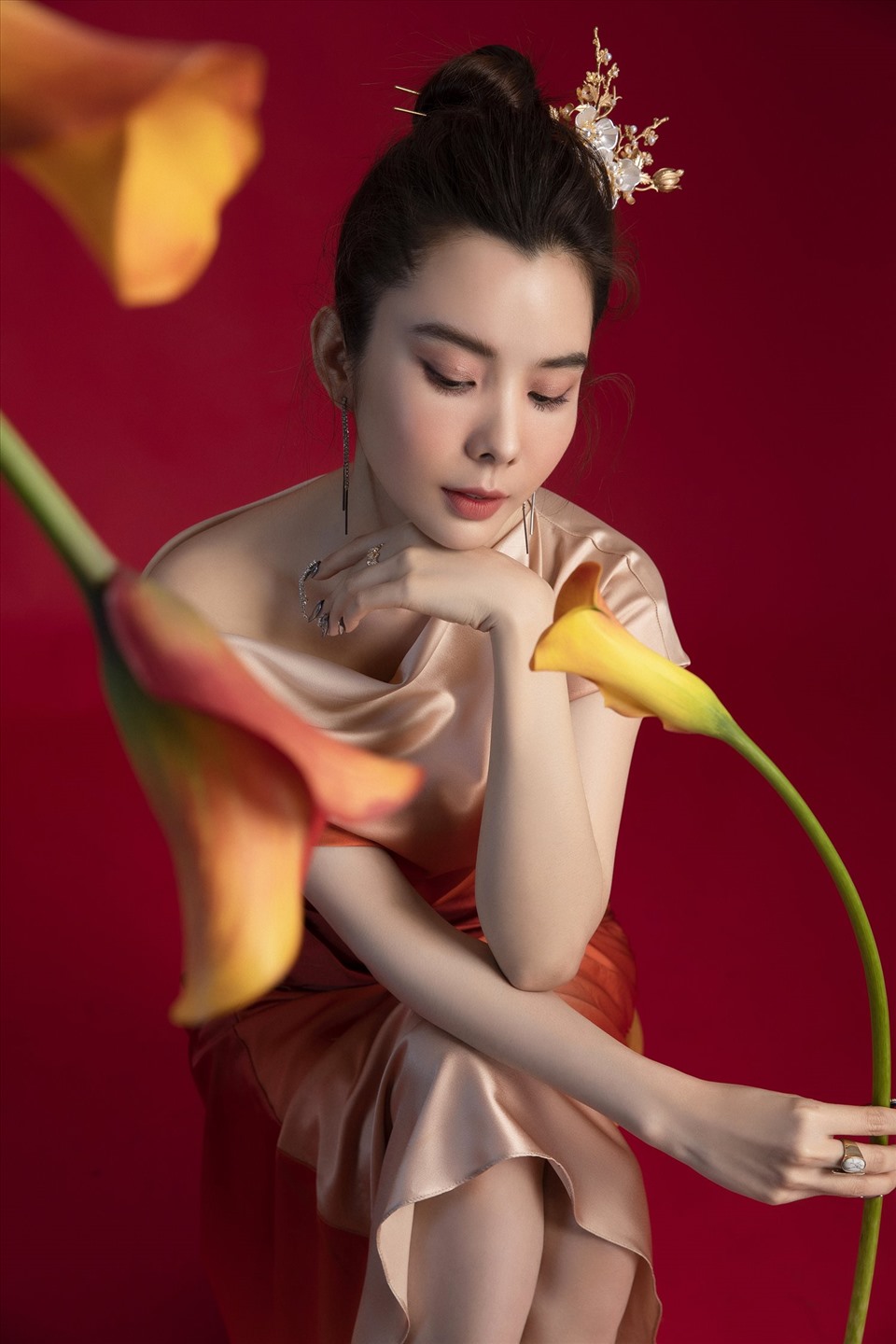 Đặc biệt, với bộ ảnh này, Huỳnh Vy khéo léo chụp hình, pose dáng cùng với 4 loại hoa rực rỡ của mùa xuân. Đây đều là những loại hoa mang màu sắc rực rỡ, cũng là những loài hoa “hot”, được yêu thích trong những năm gần đây.