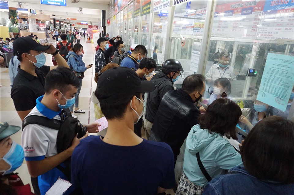 Ngày 3.2, các quầy vé tại bến xe Miền Đông  tấp nập khách nhưng không phải đến mua vé mà chờ làm thủ tục trả vé.