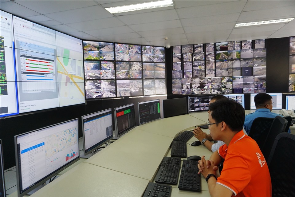 Các kỹ sư trực chiến 24/24 giờ tại Trung tâm giám sát và điều khiển giao thông TP.HCM