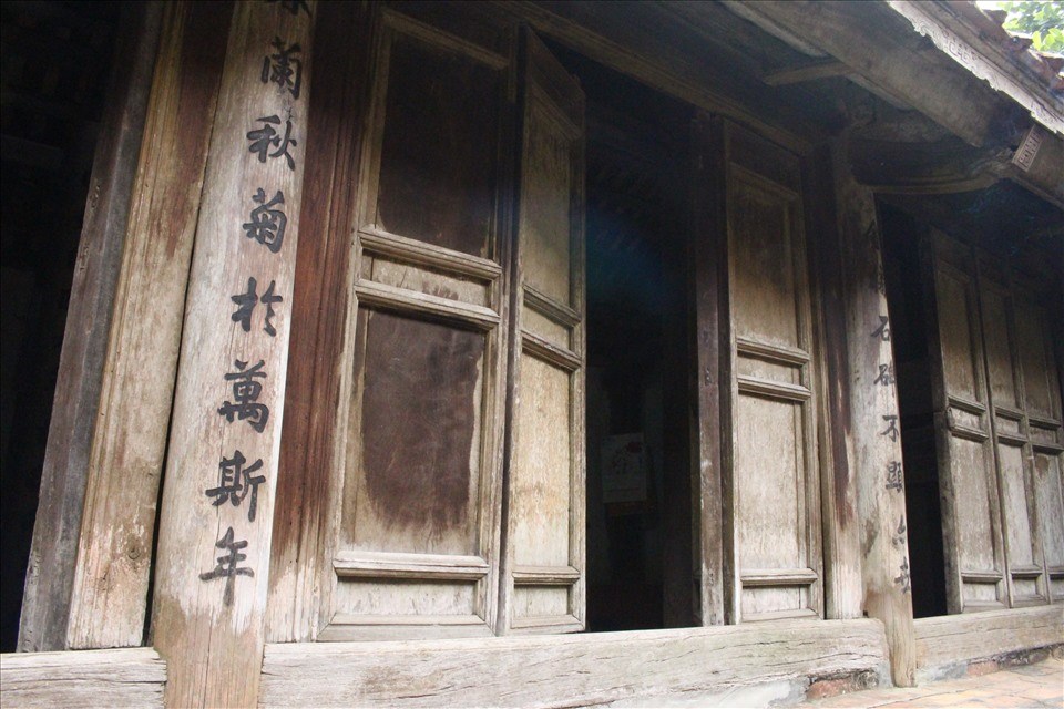 Bên cạnh kiến trúc, dấu ấn văn chương cũng được tìm thấy trên nhiều chi tiết của ngôi nhà.