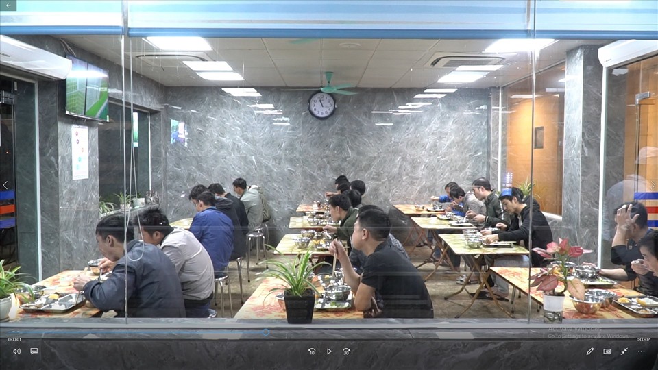 Trong dịch COVID-19, Công nhân than Vàng Danh (TP. Uông Bí, Quảng Ninh) tổ chức ăn cơm công nghiệp giãn cách 2 người một bàn, trong  điều kiện vệ sinh dịch tễ đầy đủ. Ảnh: Phạm Cường