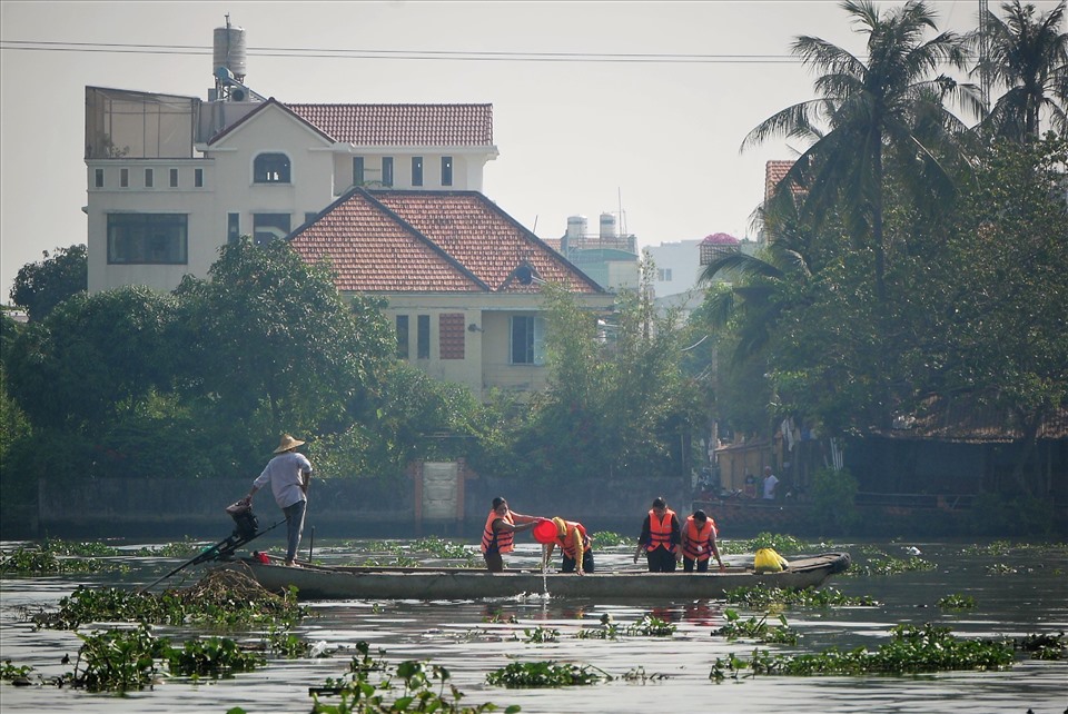 Một số người cẩn thận thuê hẳn thuyền ra giữa sông Sài Gòn để thả cá. Lo sợ thả cá phóng sinh bị chích điện bắt như mọi năm, năm nay nhiều người dân đã thuê ghe để đi ra giữa sông thả xuống.