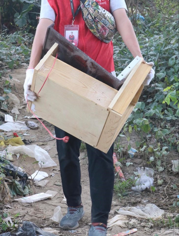 Nhóm thanh niên tình nguyện đi thu nhặt lại những bàn thờ cũ mà người dân vứt bỏ bên dưới bờ sông Hồng.