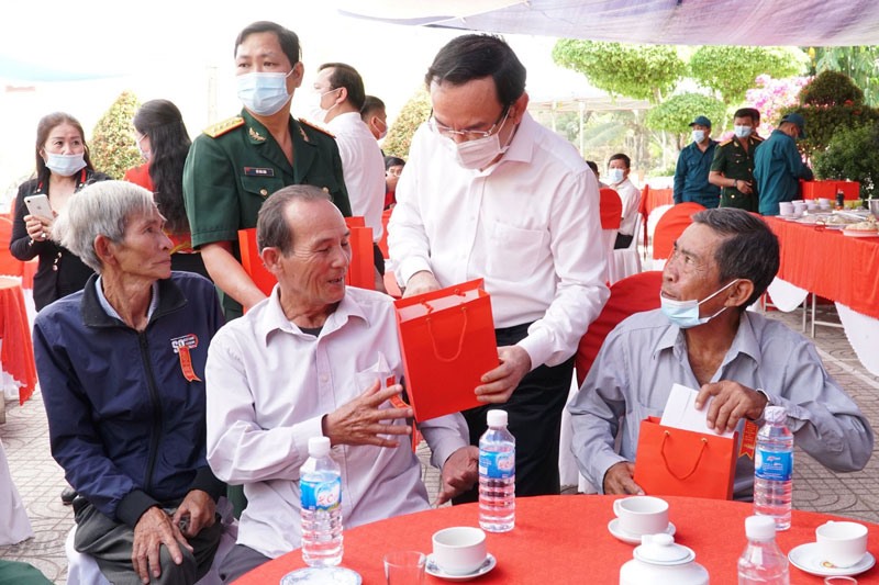 Bí Thư TPHCM Nguyễn Văn Nên thăm, tặng quà cựu cán bộ chiến sĩ tại Tây Ninh. Ảnh: Đại Dương