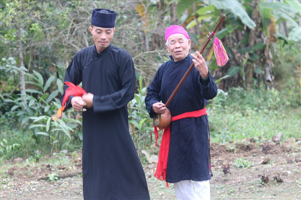 Nghệ nhân Hoàng Kế Quang (bên phải) hát Then đệm đàn tính trong ngày xuân.