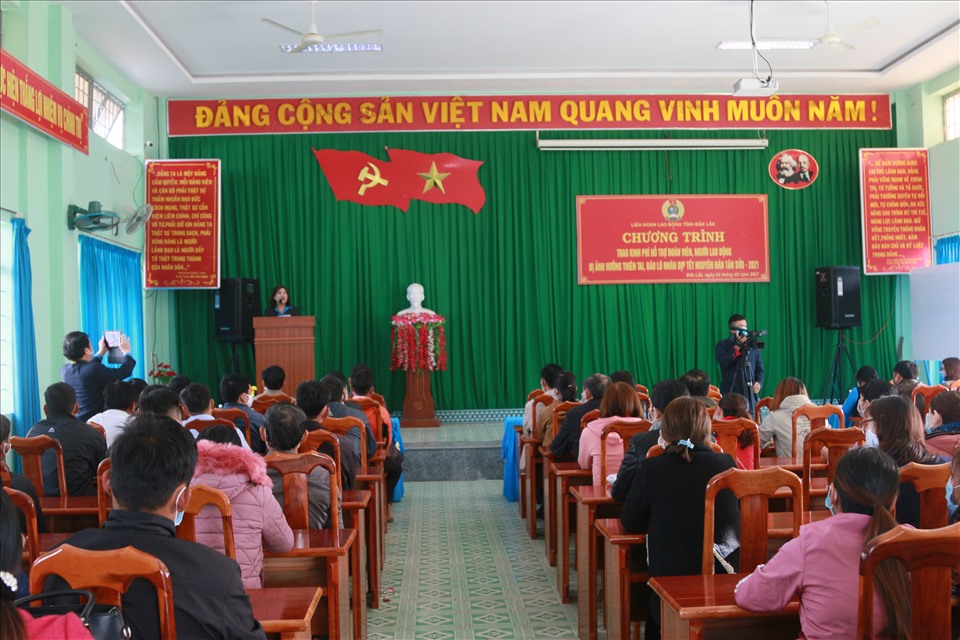 Quang cảnh buổi trao quà Tết cho 60 đoàn viên, NLĐ ở huyện Krông Bông. Ảnh: Bảo Trung