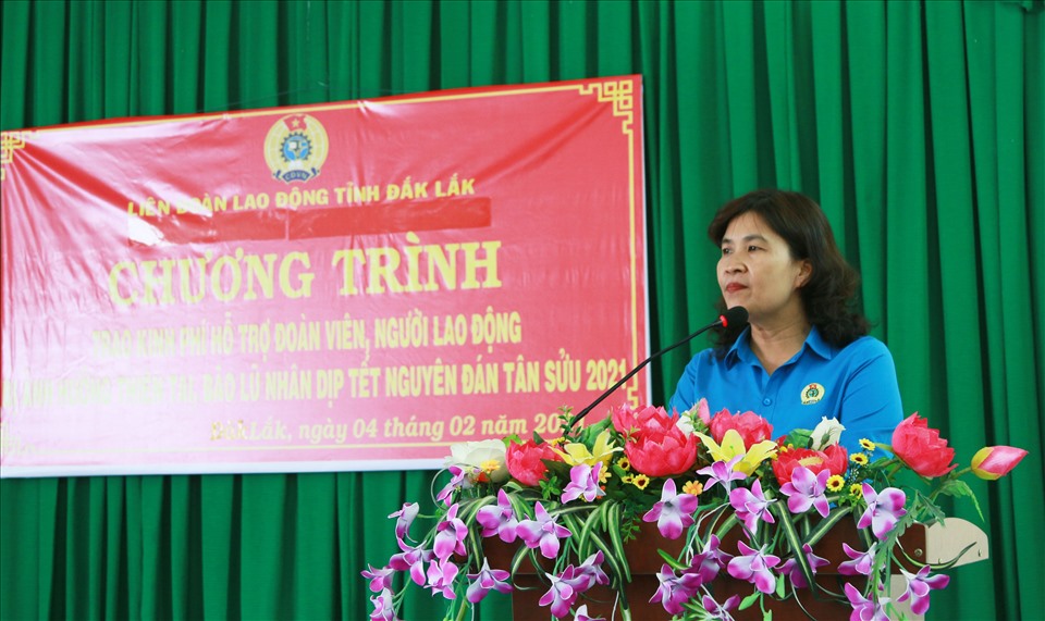 Bà Nguyễn Thị Lý - Phó Chủ tịch LĐLĐ tỉnh Đắk Lắk phát biểu. Ảnh: Bảo Trung