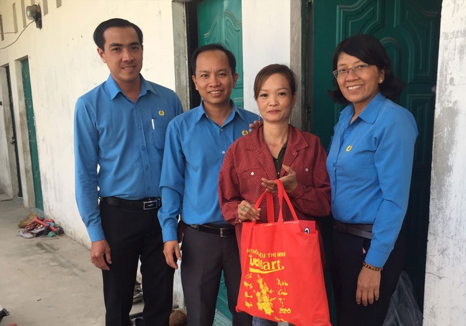 Bà Lê Thị Thu Cúc - Phó Chủ tịch LĐLĐ tỉnh Long An (bìa trái) thăm và tặng quà Tết cho CNLĐ nhập cư. Ảnh: K.Q