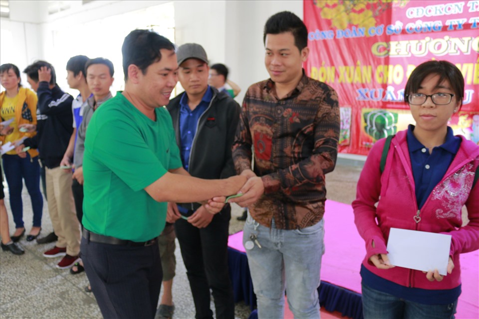 Chủ tịch CĐCS Cty ChingLuh - ông Nguyễn Văn Khải - tặng quà Tết cho công nhân xa nhà. Ảnh: K.Q