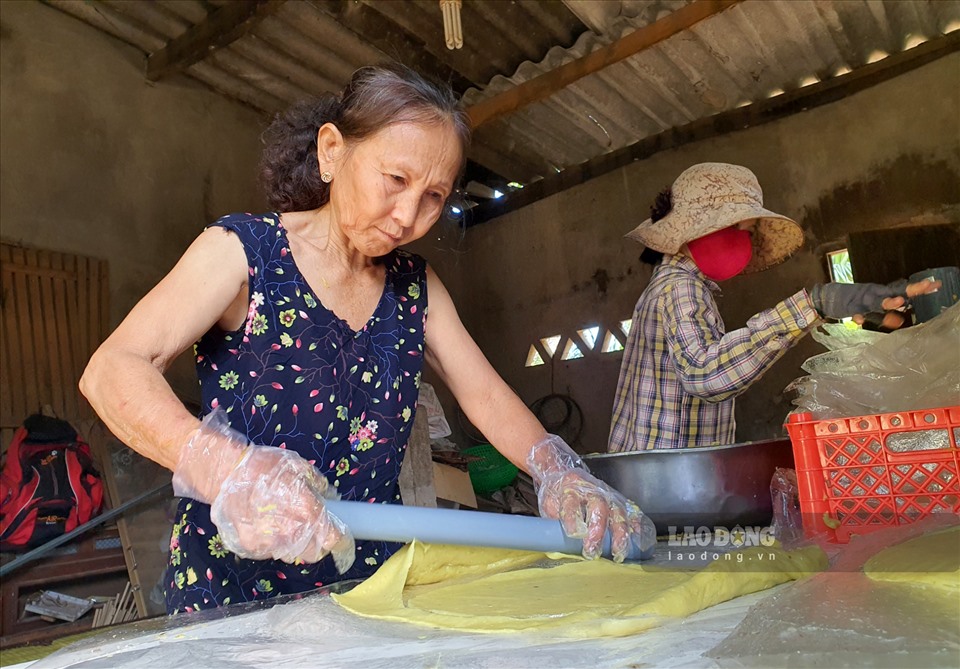 Đã gắn bó với nghề làm bánh tráng khoai lang hơn 20 năm nay, bà Nguyễn Thị  n (khu phố Trung Hóa, phường Tam Quan Nam) cho hay, nguyên liệu chính của loại bánh có “một không hai” này là khoai lang. Ngoài ra, còn có một số nguyên liệu khác như: gừng, đường, hạt mè và bột mì.