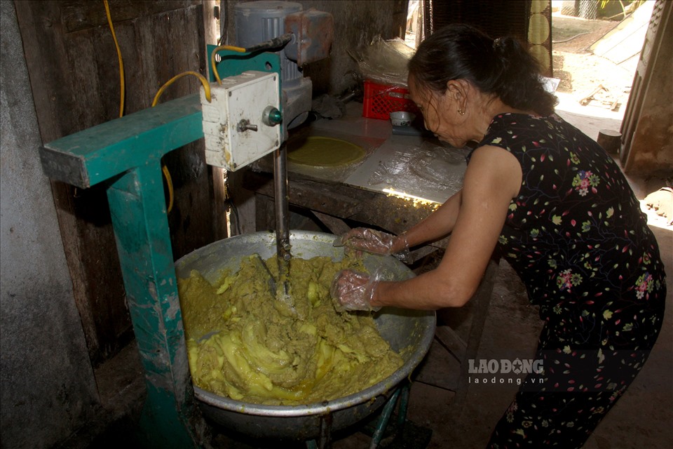 Cũng theo bà  n, bà phải dậy từ 3h sáng để bóc vỏ và nấu khoai lang, lột vỏ dừa; sau đó, bà phải chở khoai lang và dừa đến nhà hàng xóm để xay. 2 nguyên liệu trên được trộn chung cùng với gừng, đường, hạt mè và bột mì.