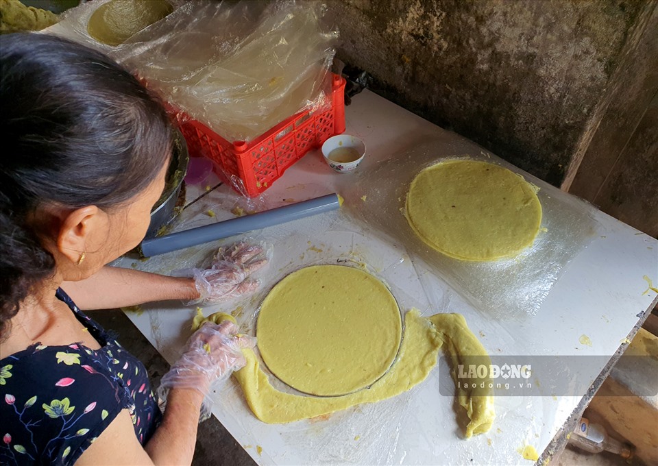 Sau khi đã chuẩn bị xong bột làm bánh, công đoạn tiếp theo đó là cán bột. Qua bàn tay khéo léo của người làm bánh, những chiếc bánh tròn trịa lần lượt được tạo thành từ khuôn bánh có sẵn.