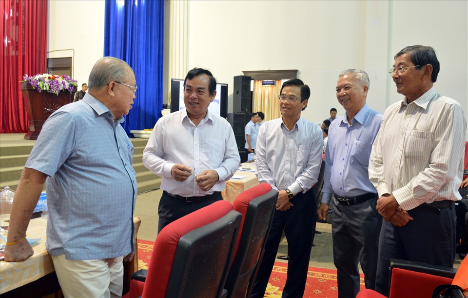 GS Võ Tòng Xuân (bìa phải) cùng AHLĐ Hồ Quang Cua (bìa trái) trò chuyện trước khi khai mac hội thảo lúa - tôm tại Bạc Liêu. Ảnh: Nhật Hồ