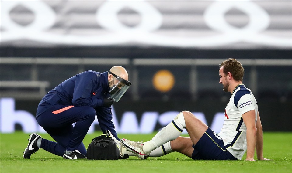 Harry Kane báo tin buồn cho Tottenham ở trận đấu vòng 21. Ảnh: AFP.