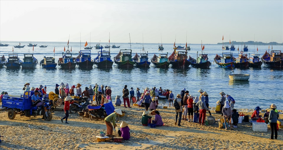 Bãi biển Phước Thiện – nơi được xem là điểm tập kết quân của vua Lê. Ảnh: Văn Xuân